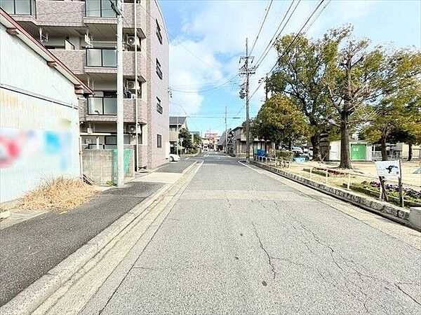 幅員約8ｍの前面道路です。広々としていて、街並みが開放的で圧迫感がありません。