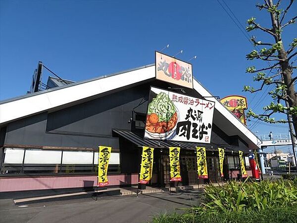 丸源ラーメン当知店豊富なメニューの中でも肉そばが人気のラーメン店。お子様セットもあるのでご家族皆様で楽しめます♪ 440m