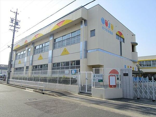 小碓幼稚園昭和42年設立以来、経験豊かな教諭が普段からたゆまざる研究を行い、十分な設備・施設を活用して幼児教育を進展しています。 190m