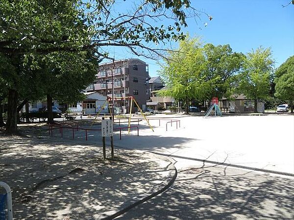 小碓第4公園木々もありますが、見通しが良く、囲われている感じが無いので、小さなお子様も安心して遊ばせておける公園です。すべり台やブランコなど遊具も少しあります。トイレあり。 60m