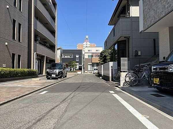 車がすれ違うには厳しい道幅ですが、車はスピードを抑えて走行するので、お子様にも安全な道幅となっています。