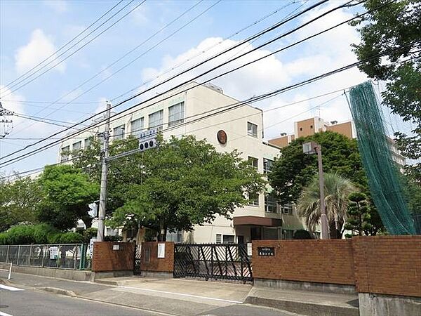 名古屋市立東海小学校目指す子ども像：「明るく素直な子　仲良く助け合う子　心身共にたくましい子」国際理解を深めるふれあい集会や地域訪問など地域と連携した活動を行っています。6年生は茶会を行います…