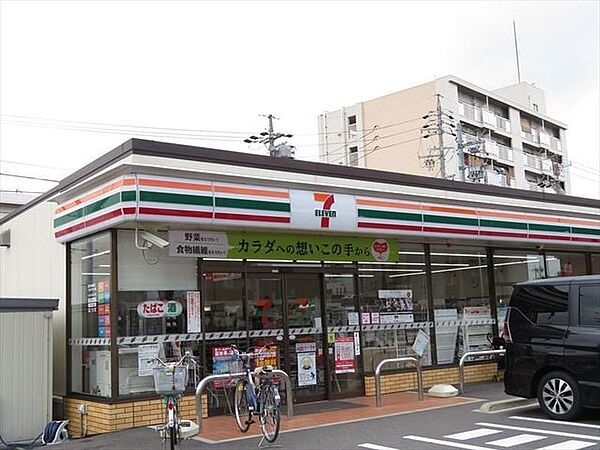 セブンイレブン七番町4丁目店セブンカフェやセブンプレミアムの食品が人気。スローガンは「近くて便利」。地域の人へのサービスを重視し、配達サービスにも力を入れている。nanacoポイントサービス有…