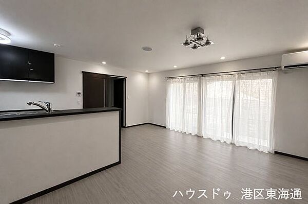※実際の写真から生活用品を消すCG加工をしています。広々としたリビングになります。