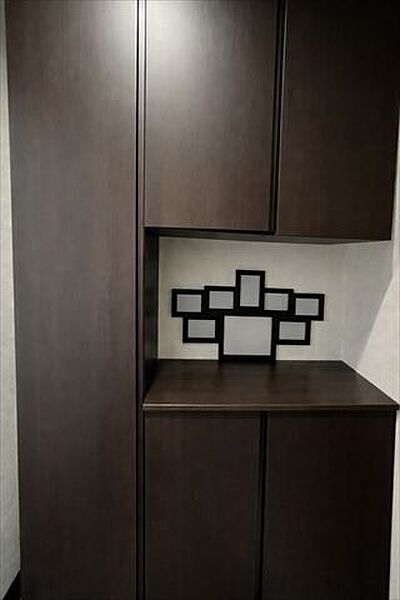 ※実際の写真から生活用品を消すCG加工をしています。大型の玄関収納には小物を飾るスペースがあります。