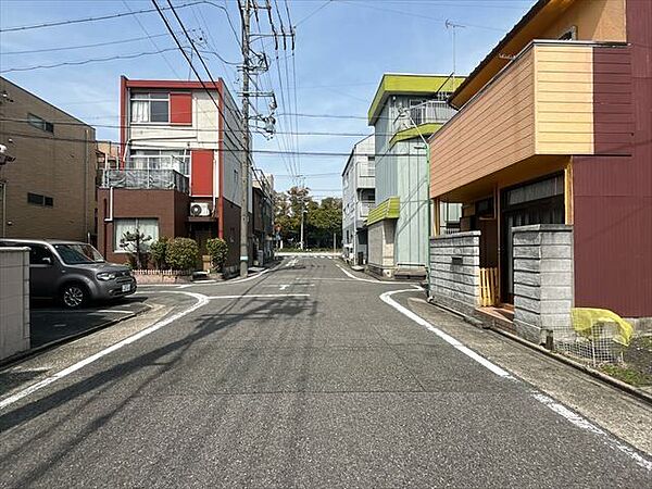 幅員約7mの前面道路です。引越し業者のトラックも問題なく停めて置くことが出来る道幅です。