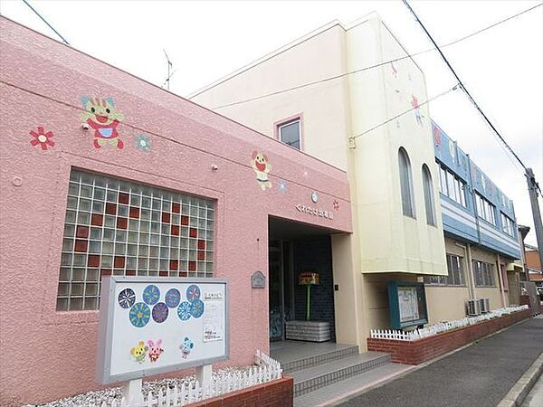 呉竹幼稚園ピンクの壁がかわいい幼稚園です。通う子供も笑顔になりますね。心と体の発達を大切にしています。園庭開放や教育相談も行っているので、園の様子も事前に知ることができます。 1060m