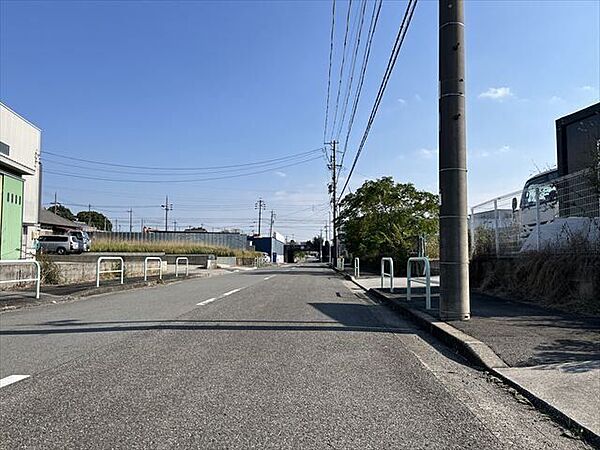 普通車が余裕を持ってすれ違うことの出来る道幅です。もちろん、大型車も余裕を持って通行出来ます。