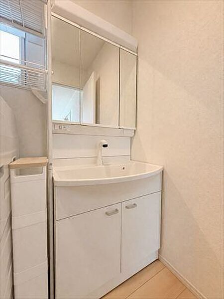 ※実際の写真から生活用品を消すCG加工をしています。3面鏡の裏側や洗面台下など収納スペースが豊富な洗面台になっています。