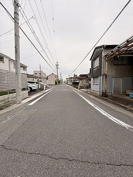 道路幅にゆとりがあるので、車種を選びません。大きめの車を乗りたい方にもオススメです。