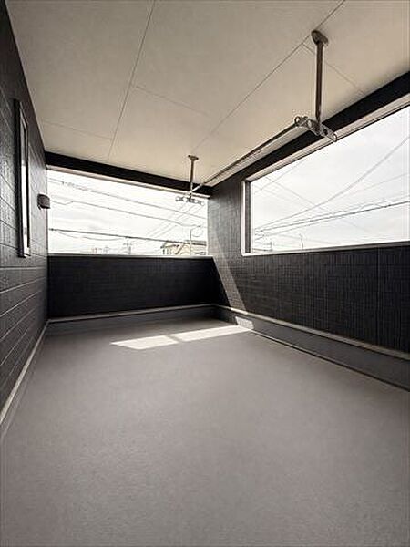 ※実際の写真から生活用品を消すCG加工をしています。急な雨や梅雨でも洗濯物が濡れにくいインナーバルコニーは子育てに忙しいご家族をサポートします。