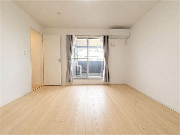 ※実際の写真から生活用品を消すCG加工をしています。広々とした空間で、よりご家族が寛げるスペースとなっています。
