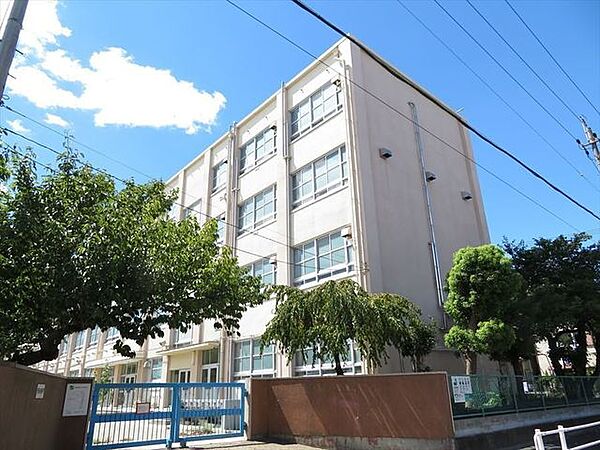 名古屋市立明徳小学校校訓：「強く　正しく　明るく」　ジャガイモやツルレイシ、オクラやホウセンカを育てることで収穫の喜びを味わっています。また6年生は障碍児学級との交流を行っています。 990m
