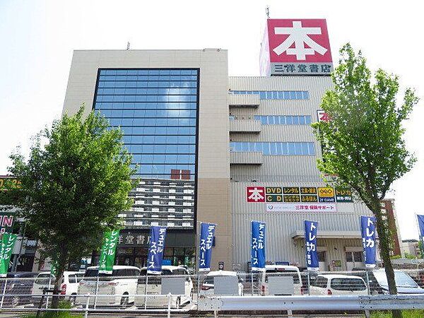三洋堂書店 新開橋店【三洋堂書店 新開橋店】営業時間　10：00～1：00　駐車場137台。DCMカーマ21熱田店近くにあり。本・文具・雑貨・レンタル・ゲーム販売、フィットネス併設。 770m
