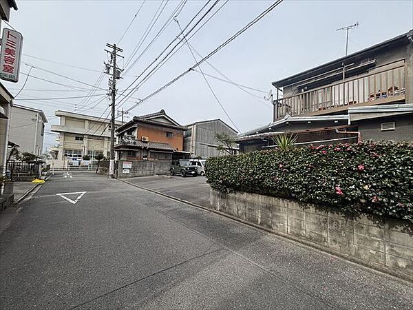 間口が広いので駐車がしやすいお土地です。