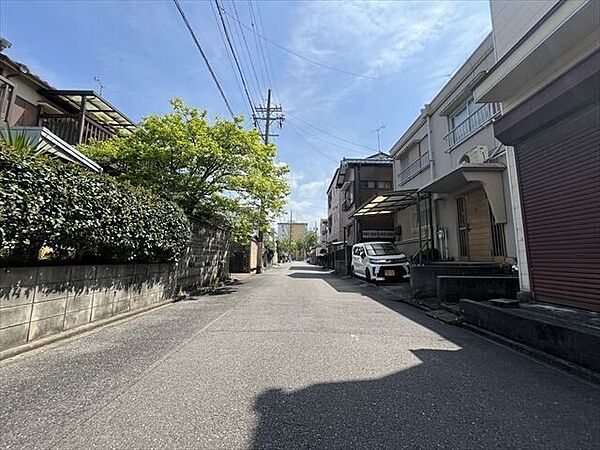 普通車が1台通れる幅となります。大型車の通行が少ないので、振動や騒音が抑えられます。