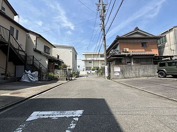 車がすれ違うには厳しい道幅ですが、車はスピードを抑えて走行するので、お子様にも安全な道幅となっています。