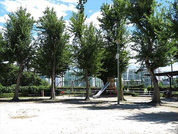 土古北公園緑の多いゆったりしています。遊具はすべり台やブランコなどがあります。走りったり、体を動かして楽しめる公園です。つる棚の下にはベンチがあり、休憩するスペースとなっています。 200m