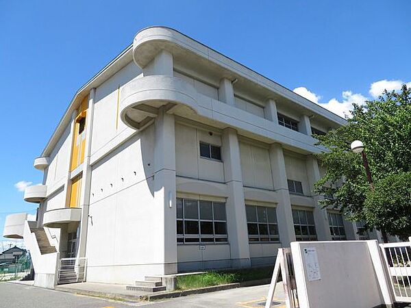 名古屋市立小碓小学校学校目標：「豊かな知性と情操を持ち心身ともに健やかで調和のある児童の育成」　部活動はバスケやサッカーなどの運動部からパソコンなど文化部があります。 40m