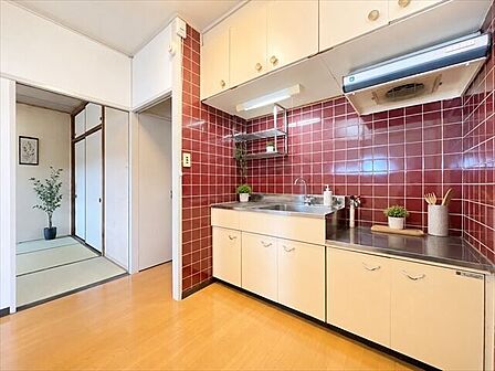 レトロな赤タイルが映えるキッチン。使い勝手の良い導線で、毎日の料理も楽しくなります。