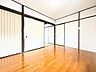洋室：和室の隣に位置するゆとりある空間。明るい木目と、白を基調としたお部屋。北側の窓からは柔らかな陽差しが差し込みます。