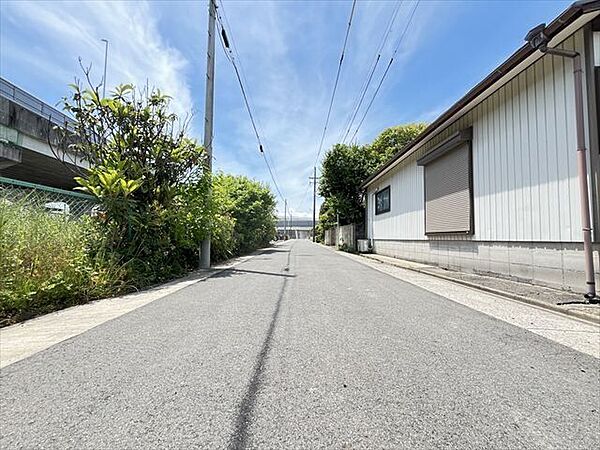 ●幅員約5.4m北側前面道路●2台の車がすれ違える道幅。車の出し入れもゆったりとする事が出来ます