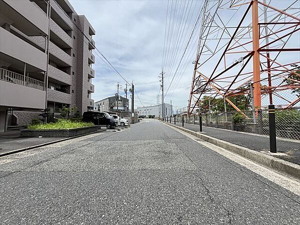車の出し入れもしやすく、また配達などの車が停まっていても通行出来る道幅となっています。