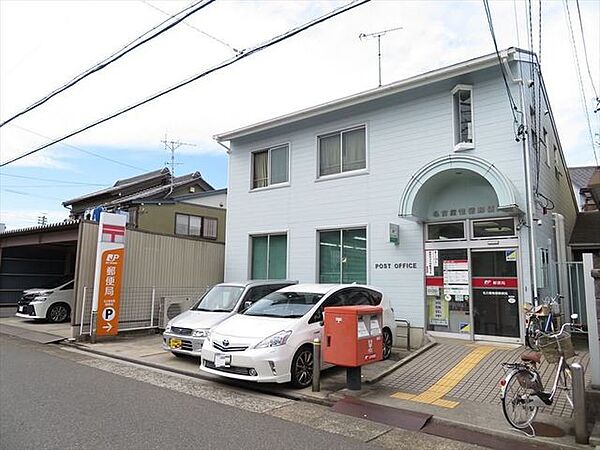 【名古屋惟信郵便局】郵便窓口：平日9時～17時、ATM：平日9時～17時45分、土曜9時～12時30分　取扱いサービス：郵便・貯金・保険・ATM　駐車スペースは3台あります。 750m