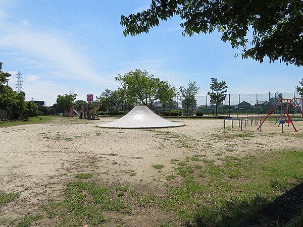 【善南公園】ブランコ・鉄棒・シーソー・砂場・アスレチックにテニスコートや野球場もあります。 350m