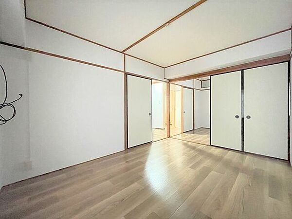 南側6帖壁が白いのでプロジェクターを設置して映画やYouTubeなど楽しめます♪部屋がおしゃれなシアタールームのように変身◎