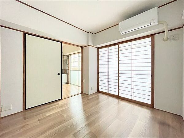4.2帖バルコニーに面したお部屋です。お天気のいい日にはたっぷりと陽を取り込むことができ、ベッドの上のお布団もふかふかになりそうですね。