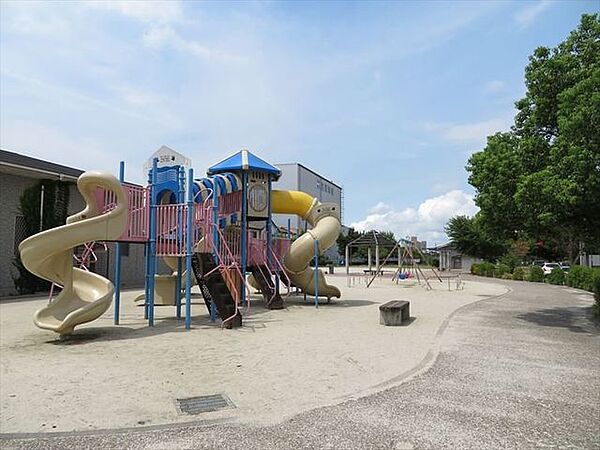南郊公園東園 南郊公園江川線をはさんで左右にとても長い公園です。写真は7番町の方の公園の様子です。他にもテニスコートや遊具がある場所もあります。お散歩にも最適な楽しい遊具のある公園です。 440m