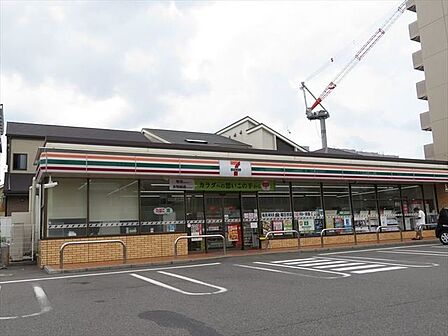セブンイレブン港区七番町店【セブンイレブン港区七番町店】セブンカフェやセブンプレミアムの食品が人気。地域の人へのサービスを重視し、配達サービスにも力を入れている。（電子マネー利用可　ＡＴＭあり　ネ…