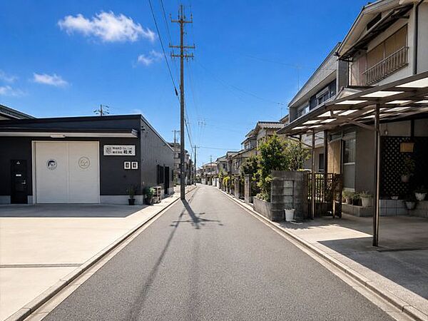 幅員約4mの前面道路です。普通車が1台通れる幅となります。大型車の通行が少ないので、振動や騒音が抑えられます。