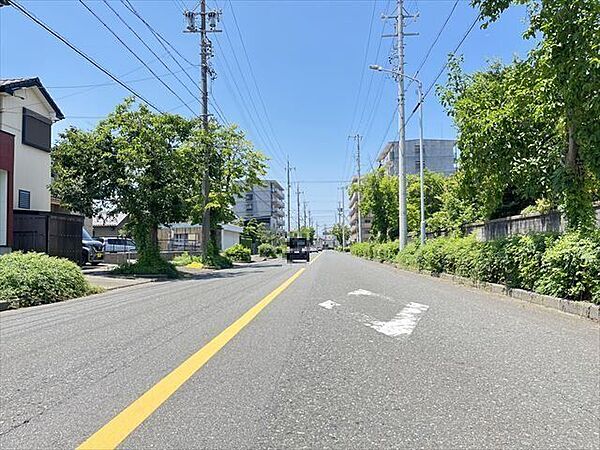 幅員約17mの前面道路です。車の出し入れもしやすく、また配達などの車が停まっていても通行出来る道幅となっています。
