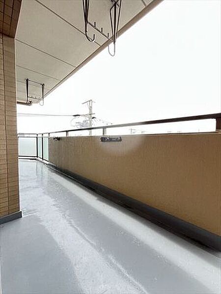 Ｌ字型のバルコニーです。光が多方向から入り、お部屋に明るさをもたらします。