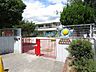 周辺：宝神保育園【宝神保育園】赤い色の門が印象的な保育園。園庭で元気よく走る園児の声が聞こえてきそうですね。夏にはプールや水あそび、秋には芋ほりやお米つくりなど季節に沿った活動をしています。 290m