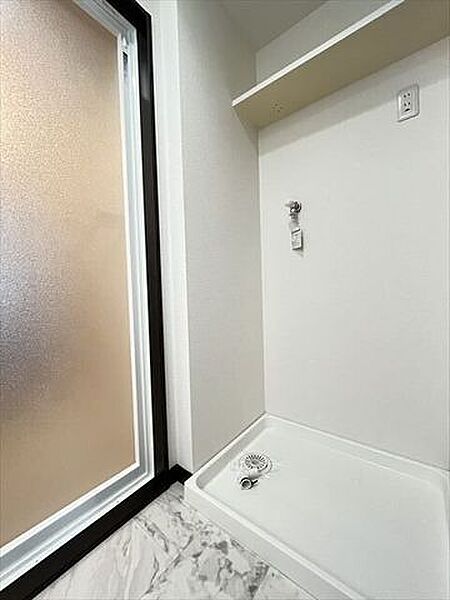 洗濯機は室内設置が可能です◎上部には棚が付いており、洗剤やタオルなど、使用頻度の高いアイテムをまとめて収納できます。