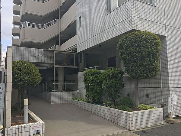 エントランスはスロープになっていますので車椅子やベビーカーでもスムーズに移動ができますね。
