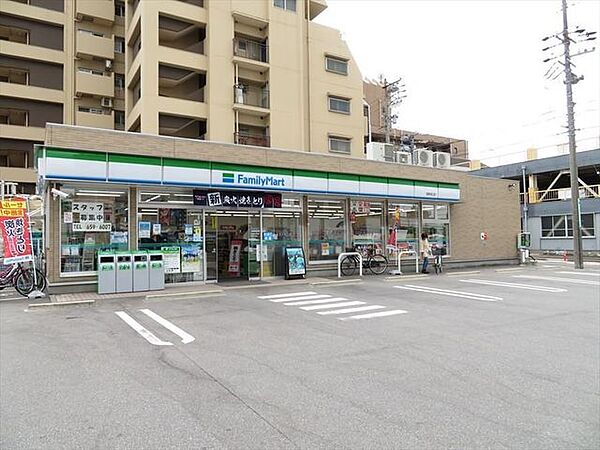 【ファミリーマート港築地口店】スローガンは「Fun＆Fresh」。驚きやワクワク感を与えるべく、商品改革に取り組んでいる。（電子マネー利用可　ＡＴＭあり　ネット通販あり）Tポイントサービスあり…