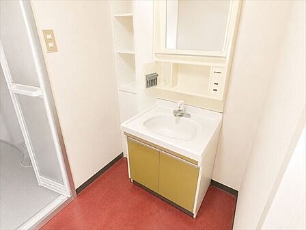 照明やコンセント、収納などが付いている洗面化粧台です◎化粧や身だしなみを整えやすいです。