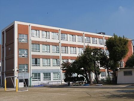 名古屋市立大宝小学校【名古屋市立大宝小学校】新学習指導要領を受け、子どもたちの資質能力の育成に取り組んでいます。また、部活動が盛んで中でもすもう部が好成績を収めています。校庭には雑木林が設けられて…