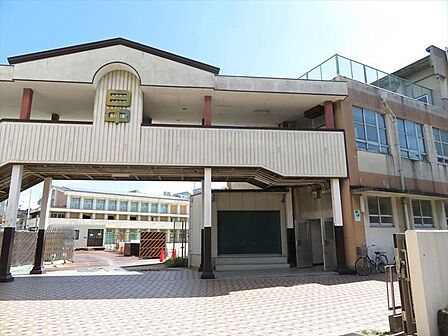 名古屋市立日比野中学校【名古屋市立日比野中学校】平成29年度より総合的な学習の時間では3年間のキャリア教育を通して、自己実現に向け主体的・協働的に課題解決に努力する生徒の育成を目指しています…