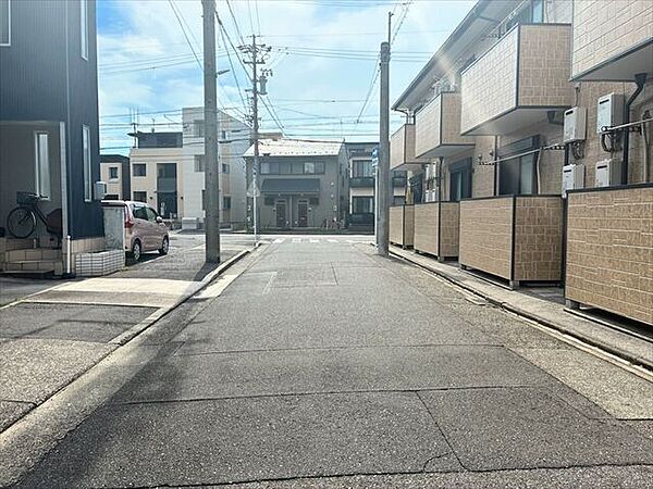幅員約7.2mの前面道路です。普通車が余裕を持ってすれ違うことの出来る道幅です。もちろん、大型車も余裕を持って通行出来ます。