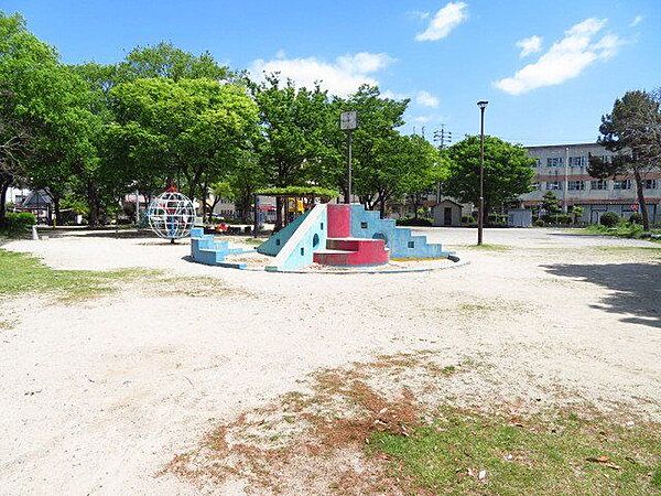 西町公園大宝小学校の近くにある公園。緑も多く、滑り台やブランコなどの遊具も充実しています。トイレがあります。夏は緑の木陰で憩い、秋は落ち葉で遊ぶことができますね。 780m