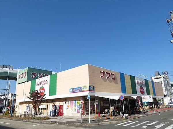 ナフコトミダ熱田店夜20時まで営業しています。地下鉄六番町の近くにあり、駐車場完備なので沢山のお買い物も便利です。駅に近いのでお仕事、お出かけ帰りにも寄っていけるのはうれしいですね。 550m