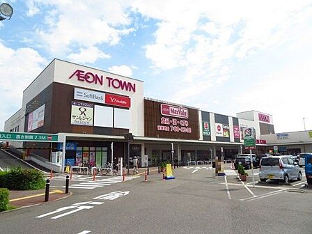 イオンタウン熱田千年夜22時まで(薬の販売は21時まで)営業しています。同施設内にはドラッグストアや100円均一、フィットネスジムが入っています。駐車場も広いのでゆとりをもって停めれます。 920m