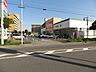 周辺：Vドラッグ南陽店営業時間9:00～22:00　化粧品や薬品、食品だけでなく、お弁当も販売しています。ビールの品揃え豊富なことや清涼飲料水も買い求めやすくなっています。 410m