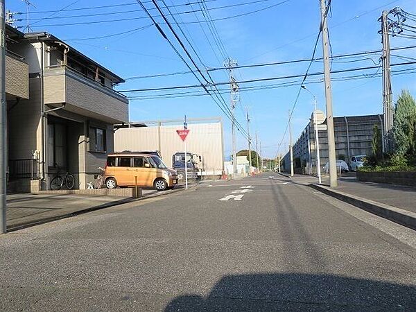 一方通行の道路ですので車もスピードに気を付けて走行するので歩行者も安心です。整備された歩道もあります。