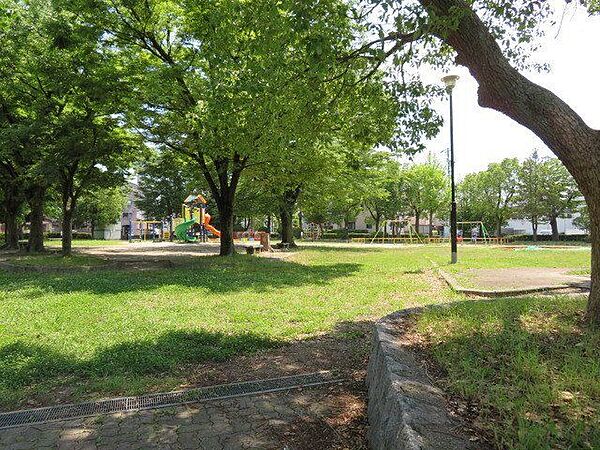 【善北公園】遊具・広場共にあり、のびのびとお子様が体を動かすことができます。 240m